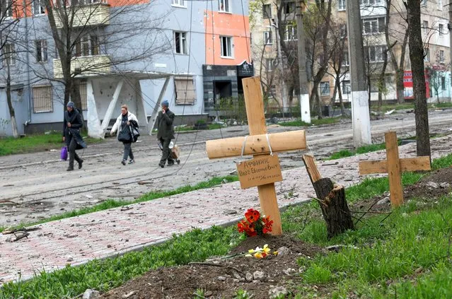 A view shows graves of civilians killed during Ukraine-Russia conflict in the southern port city of Mariupol, Ukraine on April 18, 2022. (Photo by Alexander Ermochenko/Reuters)