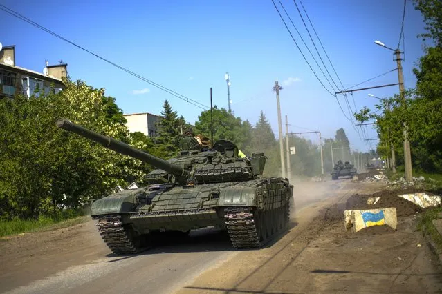 Ukrainian tanks move in Donetsk region, eastern Ukraine, Monday, May 30, 2022. (Photo by Francisco Seco/AP Photo)