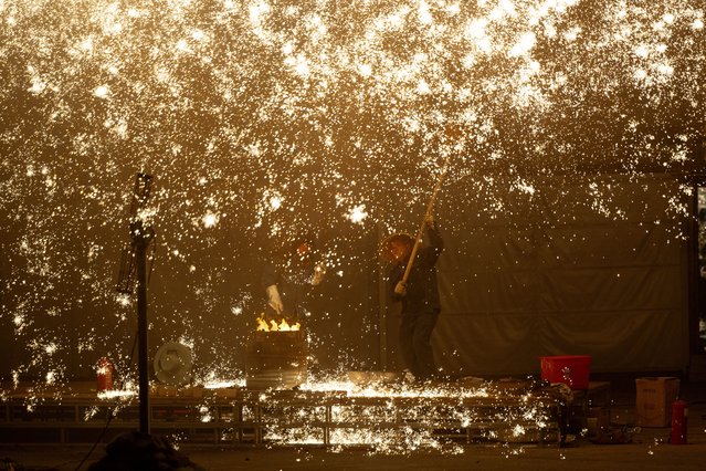 Performers during a fire spectacle to celebrate Mid Autumn Festival in Beijing, China, 15 September 2024. The Mid-Autumn Festival, also known as the Mooncake Festival, is celebrated on the 15th of the eighth lunar month. (Photo by Andres Martinez Casares/EPA/EFE)