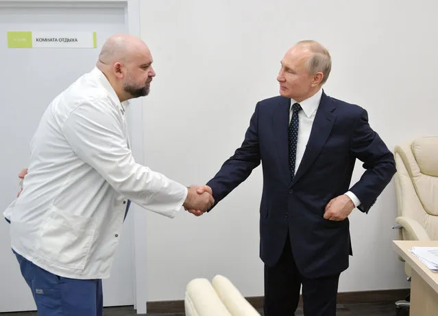 Russian President Vladimir Putin, right shakes hands with the hospital's chief Denis Protsenko during his visit to the hospital for coronavirus patients in Kommunarka settlement, outside Moscow, Russia, Tuesday, March 24, 2020. During a visit to the Komunarka hospital on Moscow outskirts, Putin praised its doctors for high professionalism, saying they were working “like clockwork”. (Photo by Alexei Druzhinin, Sputnik, Kremlin Pool Photo via AP Photo)