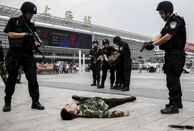 Police take part in an anti-terrorism exercise in Shanghai August 21, 2014. (Photo by Reuters/Stringer)