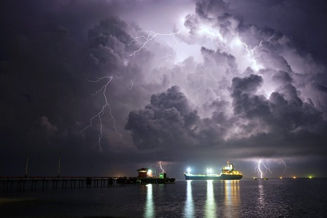 Lightning strikes at a beach in Lhokseumawe, Northern Aceh, in Aceh province on May 25, 2022. (Photo by Azwar Ipank/AFP Photo)