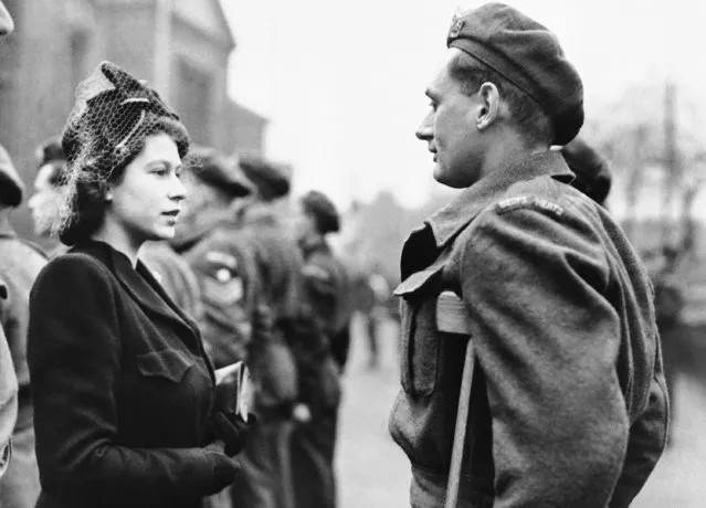 Princess Elizabeth of England talks to Private Rupert John Worth during a visit to Bedford, England on February 14, 1946. (Photo by AP Photo/File)