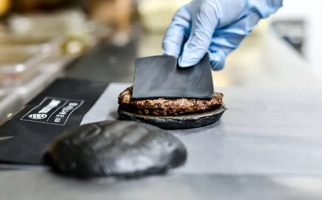 A Burger King employee prepares a black burger at a company restaurant on September 18, 2014 in Tokyo, Japan. (Photo by Keith Tsuji/Getty Images)