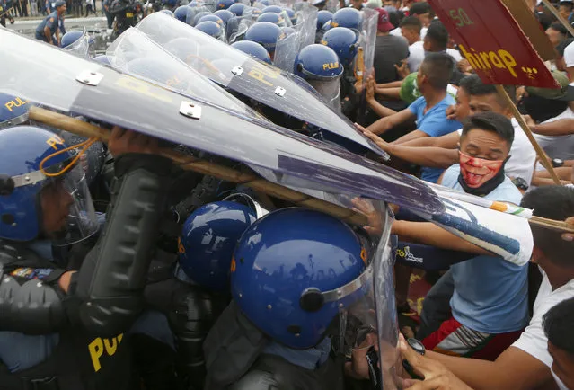 Riot police demonstrate their crowd dispersal operation during a send off ceremony and deployment to provide security for next week's ASEAN Summit and other related summits which the country is hosting in Manila, Philippines Sunday, November 5, 2017. ASEAN leaders and its Dialogue Partners such as the United States, Russia, China, Japan, South Korea, India, Turkey, Australia, Canada, New Zealand, the European Council and U.N. Secretary General Antonio Guterres are attending the summit. (Photo by Bullit Marquez/AP Photo)