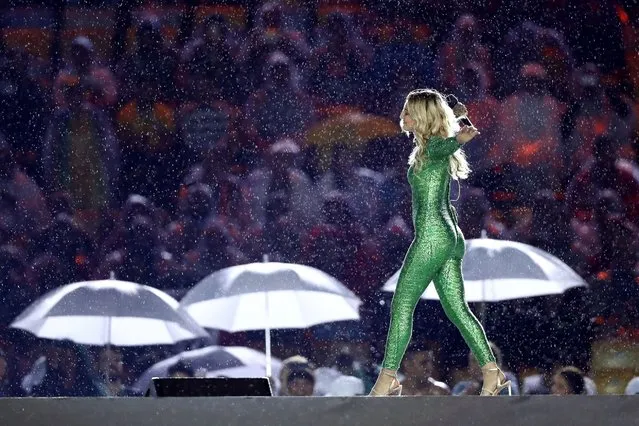 American Singer-songwriter Julia Michaels performs the song “Carry Me” during the closing ceremony, August 21, 2016. (Photo by Ezra Shaw/Getty Images)