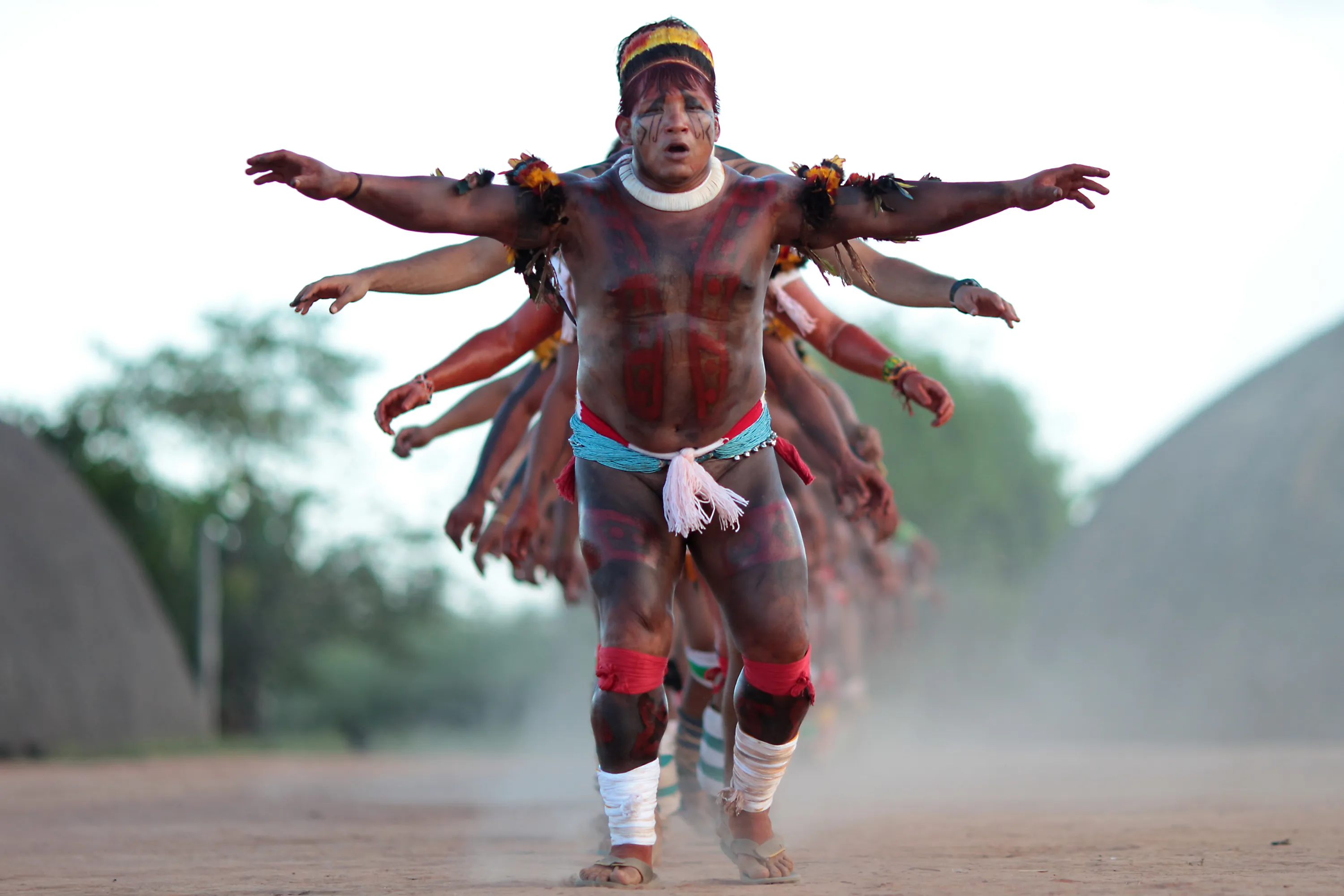 Ритуальные танцы мужчин племени. Племя Шингу танцы. Племя явалапити. Камаюра явалапити. Ритуальные танцы африканских племён.