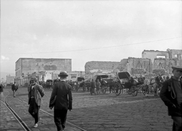 A view of Kordon after “The Great Fire” in the Aegean port city of Izmir, Turkey, in 1922. (Photo by Reuters/Stringer)