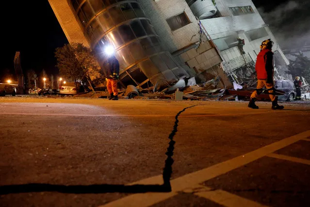 Rescue personnel search a collapses building after an earthquake hit Hualien, Taiwan February 7, 2018. (Photo by Tyrone Siu/Reuters)