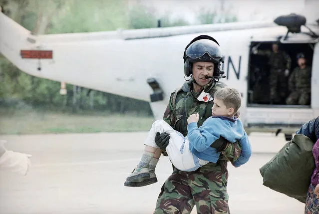 A French pilot carries an evacuated boy from Srebrenica to an ambulance at the Tuzla Airport, Sunday, April 25, 1993 in Tuzla. Britain said Saturday its planes would fire on Serbs if they attacked U.N. peacekeepers and Bosnia's Serb leader rejected a revised peace plan both signs that the West could be drawn deeper into Bosnia's war. (Photo by Karsten Thielker/AP Photo/File)