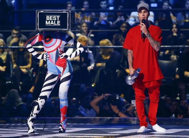 Canadian singer Justin Bieber holds the "Best Male" award during the MTV EMA awards at the Assago forum in Milan, Italy, October 25, 2015. (Photo by Stefano Rellandini/Reuters)