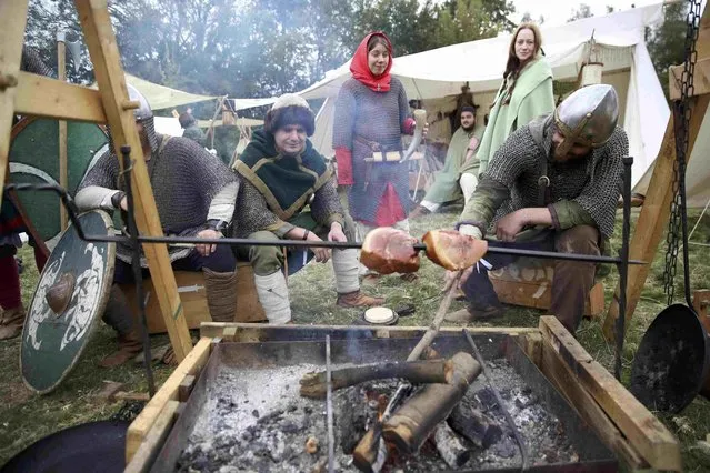 Re-enactors dress in historical costume as part of the Battle of Hastings anniversary commemoration events in Battle, Britain October 15, 2016. (Photo by Neil Hall/Reuters)