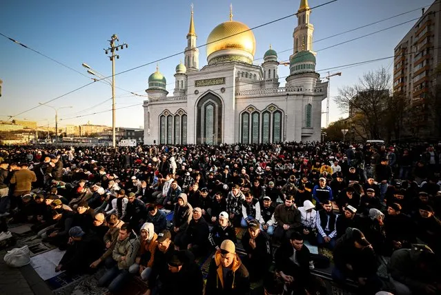 Muslims pray on the first day of Eid al-Fitr, which marks the end of the holy fasting month of Ramadan, outside the Central Mosque in Moscow on April 21, 2023. (Photo by Alexander Nemenov/AFP Photo)