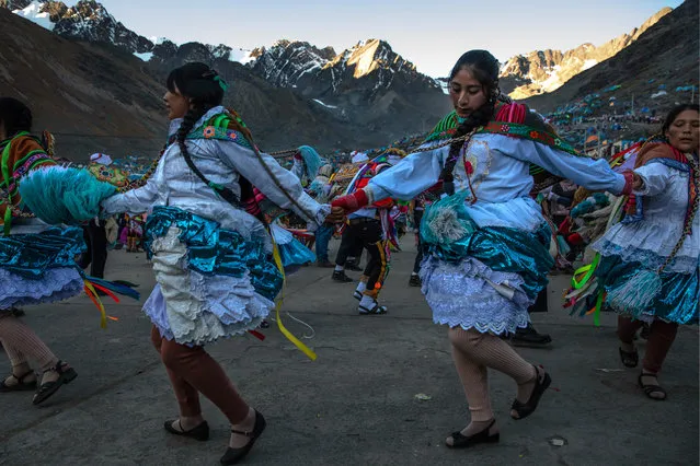 Costumed dancers parade on the first day of the annual Qoyllur Rit'i festival on May 27, 2018 in Ocongate, Peru. (Photo by Dan Kitwood/Getty Images)