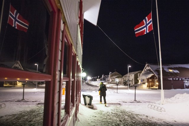 A Norwegian flag waves at half-staff after Saturday's avalanche which hit the Norwegian town of Longyearbyen, the biggest settlement on the Arctic archipelago of Svalbard, roughly midway between the North Pole and the northernmost tip of Europe, December 20, 2015. (Photo by Tore Meek/Reuters/NTB Scanpix)