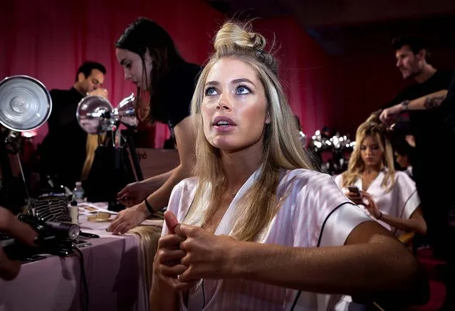 Victoria's Secret Angel Doutzen Kroes talks to the media as she gets her hair done backstage before the taping of the 2013 Victoria's Secret Fashion Show. (Photo by Carlo Allegri/Reuters)