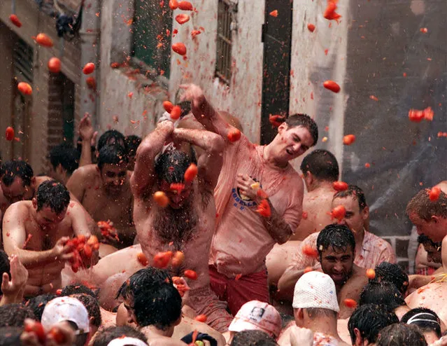 Festival revelers engage in the annual Tomatina tomato fight in Bunyol, eastern Spain, August 2000. (Photo by Desmond Boylan/Reuters)