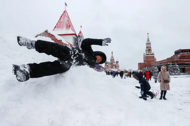 A child playing with snow in Moscow's Red Square in Moscow, Russia on January 27, 2019. (Photo by Sergei Karpukhin/TASS)