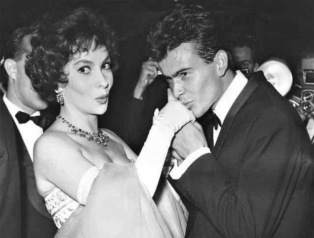 German actor Horst Buchholz kisses the hand of Italian actress Gina Lollobrigida, during the International Film Festival (Berlinale) in Berlin, Germany, July 5, 1958. Lollobrigida has died in Rome at age 95. Italian news agency Lapresse reported Lollobrigida’s death on Monday, Jan. 16, 2023 quoting Tuscany Gov. Eugenio Giani. (Photo by Werner Kreusch/AP Photo)