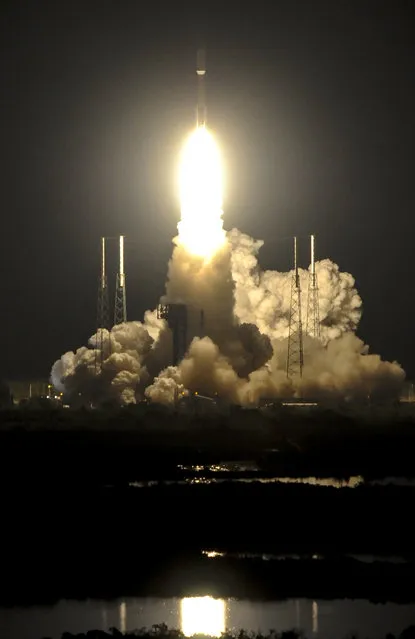 An Atlas V rocket lifts off from Complex 41 at Cape Canaveral Air Force Station, Fla., Saturday evening, Nov. 19, 2016. The rocket is carrying the GOES-R weather satellite. The most advanced weather satellite ever built rocketed into space Saturday night, part of an $11 billion effort to revolutionize forecasting and save lives. (Photo by Craig Bailey/Florida Today via AP Photo)