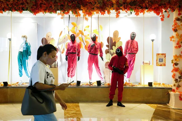 A security member wearing “Squid Game” costume stand guards at Lotte Shopping Avenue mall in Jakarta, Indonesia, October 21, 2021. (Photo by Ajeng Dinar Ulfiana/Reuters)