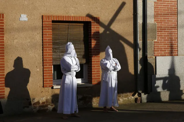 Penitents take part in the “La Carrera” procession during Holy Week in Villarin de Campos, Spain March 24, 2016. (Photo by Juan Medina/Reuters)