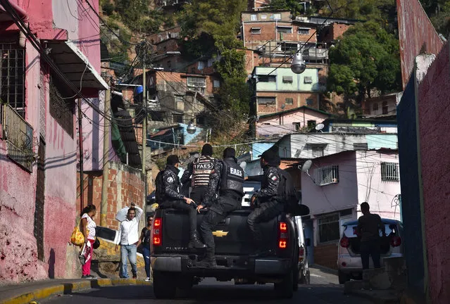 Members of Venezuela's Special Action Forces (FAES) carry out a security operation in the 70's neighbourhood, municipality of El Valle, in Caracas, on April 1, 2019. Venezuela's President Nicolas Maduro announced 30 days of electricity rationing Sunday, after his government said it was shortening the working day and keeping schools closed due to blackouts. (Photo by Yuri Cortez/AFP Photo)