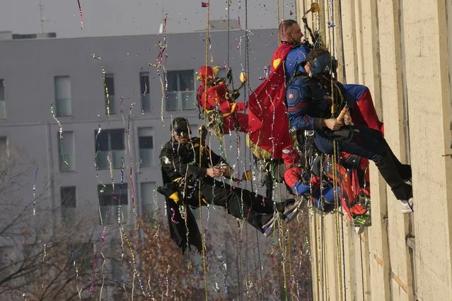 Acrobats dressed as Super heroes come down from the roofs to make a surprise greeting at the windows of the rooms of the little patients in Pediatrics and of all the patients, at the San Paolo hospital in Milan, Italy, Wednesday, December 15, 2021. (Photo by Luca Bruno/AP Photo)