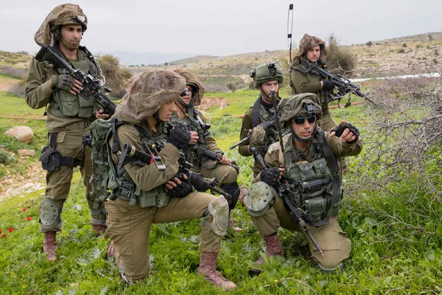 Israeli soldiers from the mixed-gender Lions of the Jordan battalion, under the Kfir Brigade, take part in a last training before being assigned their posting, on February 28, 2017, near the West Bank village of Bardale, east of Jenin. (Photo by Jack Guez/AFP Photo)