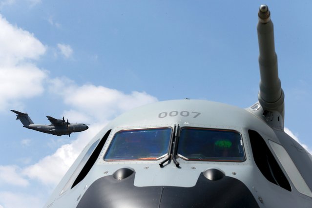 An Airbus A400 military aircraft flies over another A400M during a flying display at the 51st Paris Air Show at Le Bourget airport near Paris, June 17, 2015. REUTERS/Pascal Rossignol 