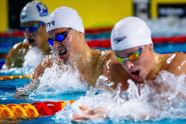 Australia's Bailey Lello (C) and Zac Stubblety-Cook (R) compete in the men's 200m breaststroke heats during the Australian Swimming Trials at the Brisbane Aquatic Centre on June 14, 2024. (Photo by Patrick Hamilton/AFP Photo)