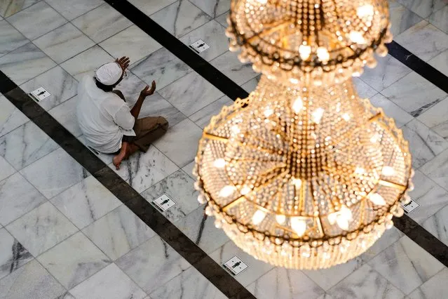 A Muslim man prays at the Cut Meutia Mosque during the first day of holy fasting month of Ramadan in Jakarta, Indonesia, April 3, 2022. (Photo by Willy Kurniawan/Reuters)