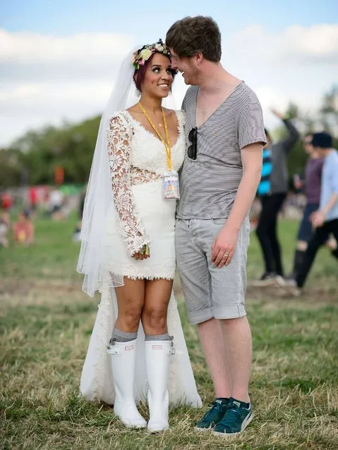 After marrying in Glastonbury, Jack and Bianca Vaughan (L) from Reading arrive at the same time as thousands of others ahead of the Glastonbury Festival of Music and Performing Arts in Somerset. (Photo by Leon Neal/AFP Photo)