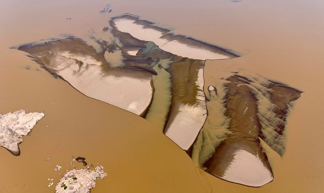 Aerial view of sandbars and rock blooms on the Madeira River near Porto Velho, Rondonia State, northern Brazil, on August 21, 2024. Drought is the main reason for the low levels of the river that cuts through Porto Velho, which has gone more than two months without significant rain. (Photo by Evaristo Sa/AFP Photo)