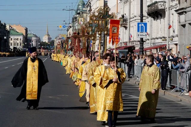 Orthodox believers participate in a procession in St. Petersburg, Russia, 12 September 2022. The procession marks the 298th anniversary of the transfer of the relics of St. Alexander Nevsky, who is considered to be a heavenly protector of St. Petersburg. (Photo by Anatoly Maltsev/EPA/EFE)