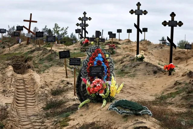A view of graves which Ukrainian officials say, is a civilian mass grave, amid Russia's invasion of Ukraine, in the newly recaptured town of Lyman, Donetsk region, Ukraine on October 11, 2022. (Photo by Zohra Bensemra/Reuters)