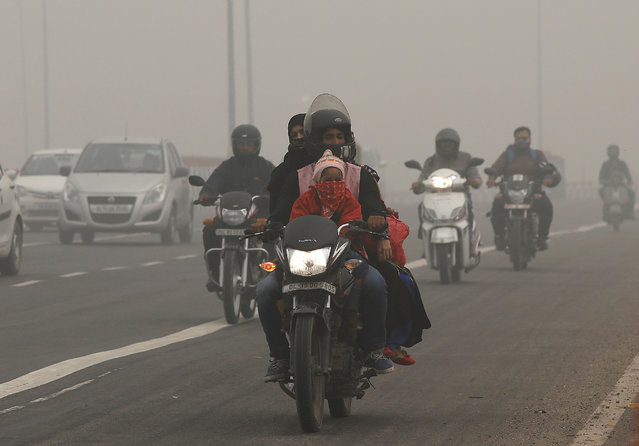 People commute on a smoggy morning in New Delhi, India, November 8, 2017. (Photo by Saumya Khandelwal/Reuters)