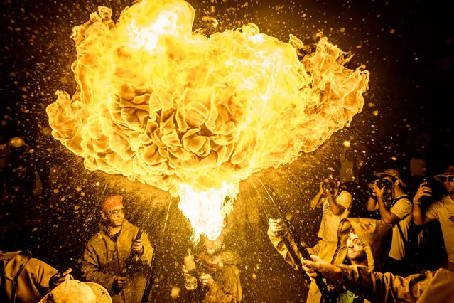 A fire-eater of the “Diables de Terrassa” performs during Sitges' little “Festa Major”, “Santa Tecla” in Sitges, Spain on September 19, 2016. This celebration brings together some of Catalonia’s most emblematic festive traditions. The central axis of the celebrations is the traditional parade, made up of “big-head” carnival figures and characters who dance to music played on different traditional instruments. One of the most popular events is the Correfoc or fire-running, which is also the closing event of the fiesta. The people run and jump over characters dressed up as devils and dragons, carrying fire. (Photo by Matthias Oesterle/ZUMA Press/Splash News)