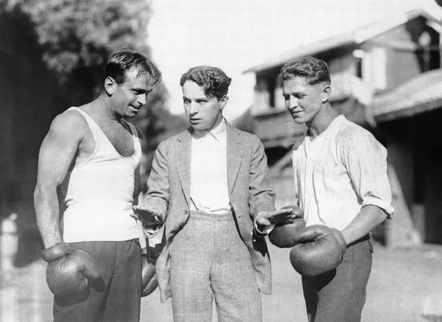 Charlie Chaplin condescended to act as referee in an encounter between his colleague Doug Fairbanks and Joe Benjamin, contender for Benny Leonard's lightweight crown on January 24, 1922. (Photo by AP Photo)