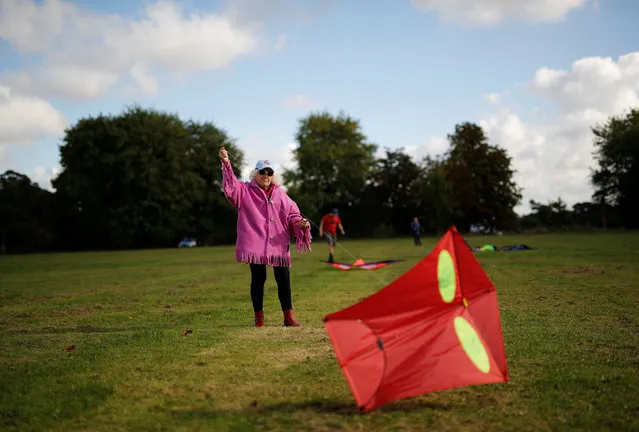 Holga Broom from Midlands Kite Fliers attempts to get her kite to fly in Market Bosworth, Britain, October 9, 2016. (Photo by Darren Staples/Reuters)