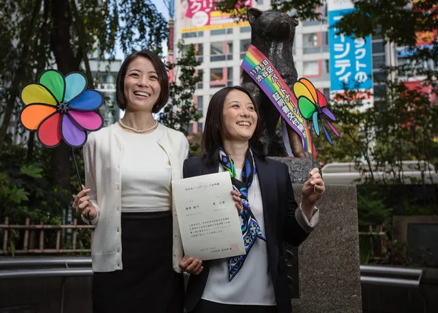 Japanese couple Koyuki Higashi (L) and Hiroko Masuhara (R) celebrate as hold up their same-s*x marriage certificate in front of Shibuya's Hachiko statue on November 5, 2015 in Tokyo, Japan. Shibuya Ward in the Tokyo became the first local government in Japan to issue the official certificates recognizing same-s*x partnerships. (Photo by Christopher Jue/Getty Images)