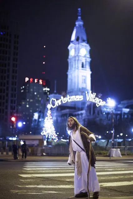 Michael Grant, 28, “Philly Jesus”, searches for a taxi in Philadelphia, Pennsylvania December 14, 2014. (Photo by Mark Makela/Reuters)