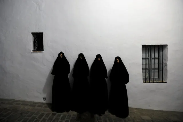 Women wearing “Cobijada” outfits pose for a portrait in Vejer de la Frontera, southern Spain September 16, 2016. (Photo by Marcelo del Pozo/Reuters)