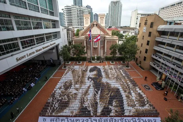 Some 1,250 students from the Assumption College hold cards to form an image of  Thailand's late King Bhumibol Adulyadej, in his honour, in Bangkok, Thailand, October 28, 2016. (Photo by Athit Perawongmetha/Reuters)