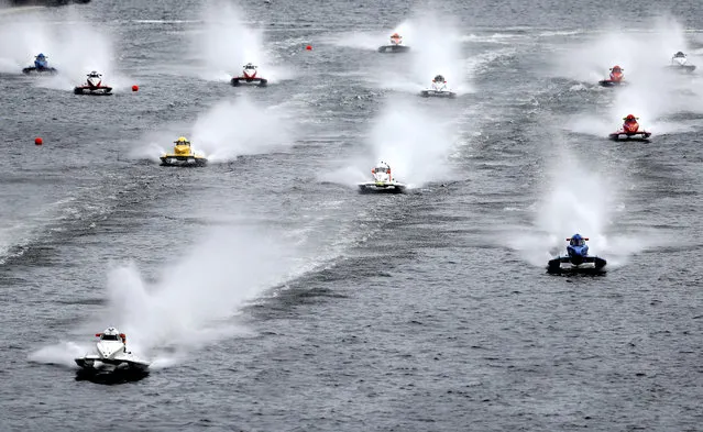 F1 powerboats race across the water in the F1H20 London Grand Prix in the Royal Victoria Dock in London, Britain, June 17, 2018. (Photo by Peter Nicholls/Reuters)