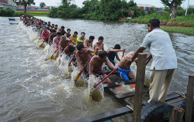 Local youths practice before boat racing as part of celebrations for the Water Festival outside Phnom Penh, Cambodia, Sunday, October 20, 2024. (Photo by Heng Sinith/AP Photo)