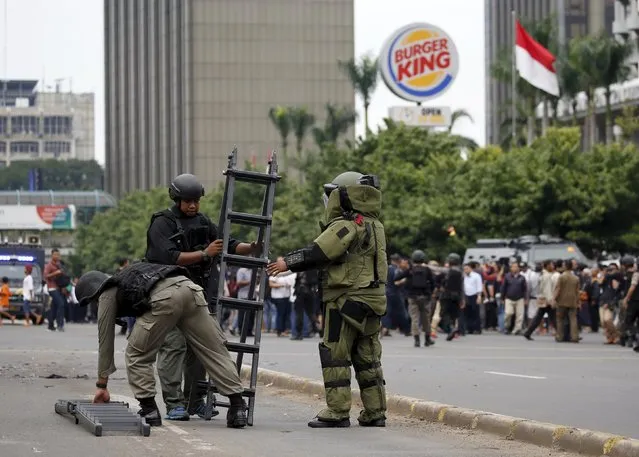 Indonesian police bomb squad members work at the site of a bomb blast site at Thamrin business district in Jakarta, January 14, 2016. (Photo by Reuters/Beawiharta)