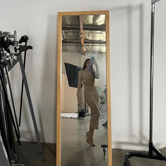 American actress Hailee Steinfeld early September 2023 snaps a mirror selfie on a set. (Photo by haileesteinfeld/Instagram)