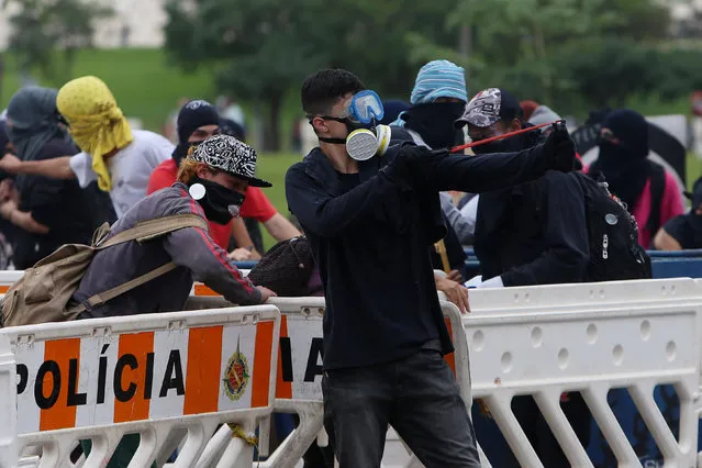 Anti-government demonstrators clash with riot-policemen during a protest against the constitutional amendment PEC 55, which limits public spending, in front of Brazil's National Congress in Brasilia, Brazil December 13, 2016. (Photo by Adriano Machado/Reuters)