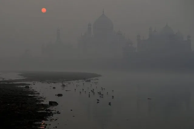 A general view shows the Taj Mahal amid heavy smog conditions as the sun rises in Agra on November 9, 2023. (Photo by Pawan Sharma/AFP Photo)